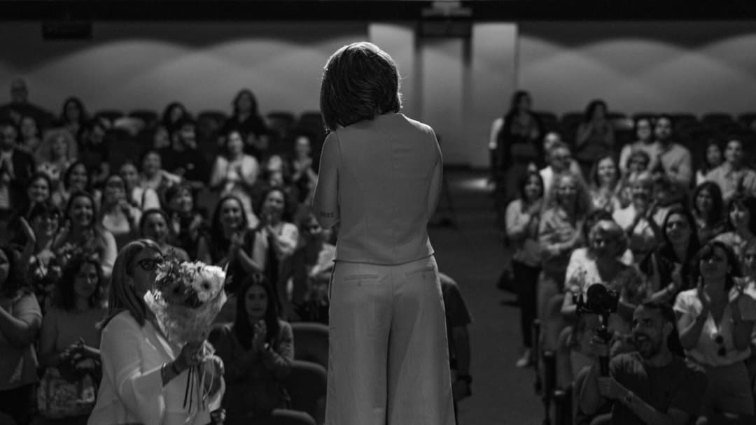 Aranzazu Gutierrez Butler trabajando en su escritorio